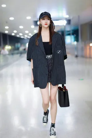 关晓彤条纹西装街拍写真图片