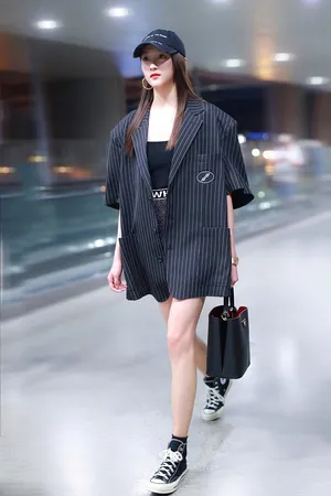关晓彤条纹西装街拍写真图片_3