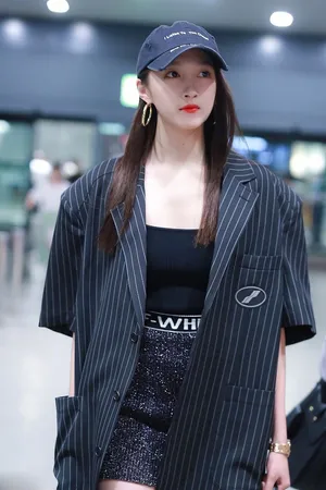 关晓彤条纹西装街拍写真图片_7