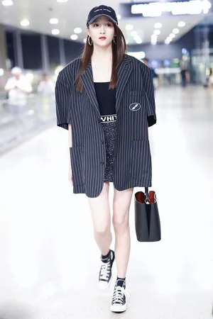 关晓彤条纹西装街拍写真图片_8