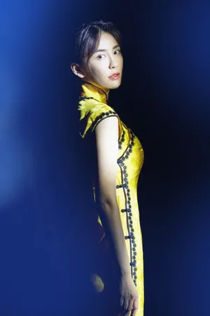 吕佳容黄色旗袍曼妙性感写真图片_1