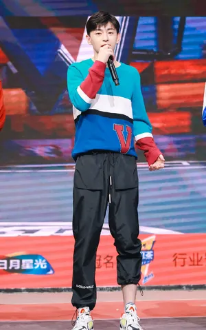 邓伦休闲运动风活动照图片_3