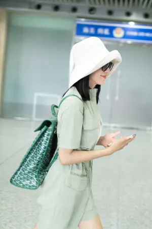 王智夏日清爽穿搭机场图片_2