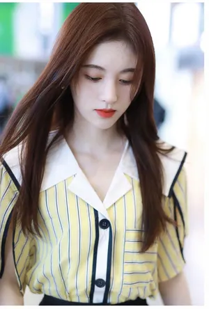 鞠婧祎黄白条纹衫粉嫩机场图片