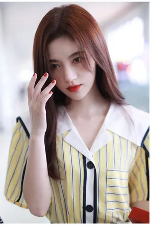 鞠婧祎黄白条纹衫粉嫩机场图片