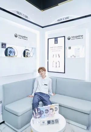 王晨艺白色衬衣帅气活动照图片_1