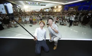 王晨艺白色衬衣帅气活动照图片_3