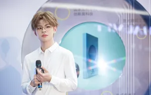 王晨艺白色衬衣帅气活动照图片_5