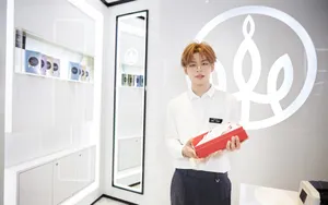 王晨艺白色衬衣帅气活动照图片_7