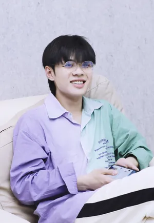 王晨艺慵懒衬衣帅气图片_2