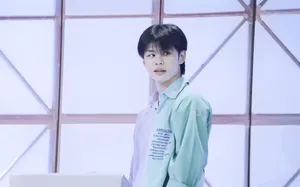 王晨艺慵懒衬衣帅气图片_4