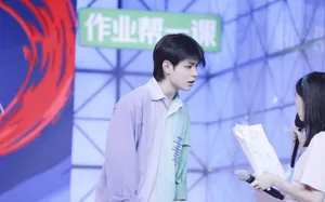 王晨艺慵懒衬衣帅气图片_5