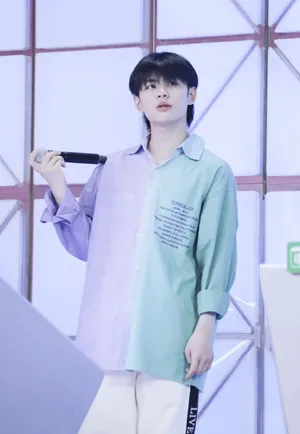 王晨艺慵懒衬衣帅气图片_6