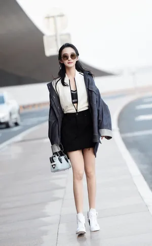 何泓姗时髦养眼机场照图片