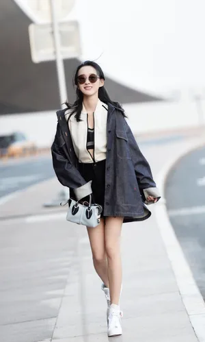 何泓姗时髦养眼机场照图片_2