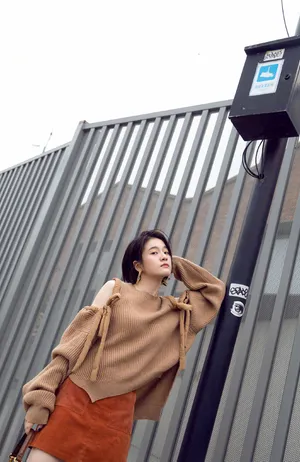 张雪迎甜美活泼街拍图片