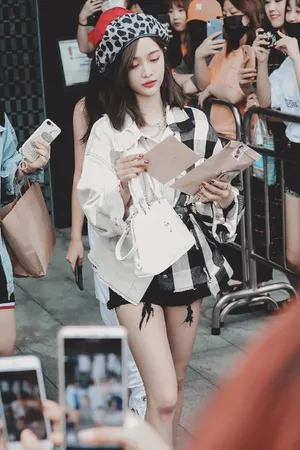 吴宣仪酷甜少女风写真图片
