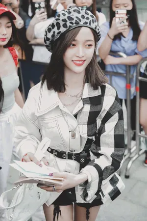吴宣仪酷甜少女风写真图片_5