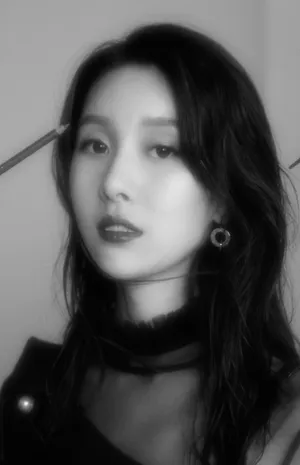 王子璇冷艳妩媚写真图片