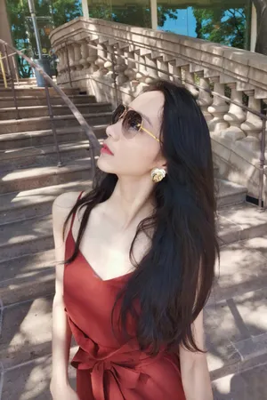 韩雪吊带红裙性感旅拍照图片