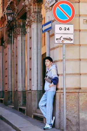 刘昊然米兰街拍写真图片_2