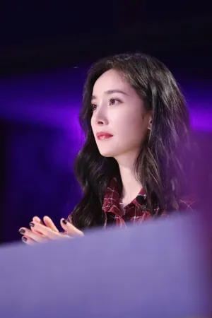 杨幂格子衫性感写真图片