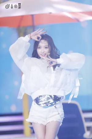 吴宣仪《天天向上》甜美剧照图片_3