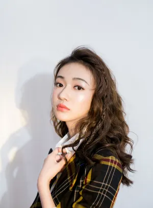 吴谨言羊羔毛卷发性感写真图片_6