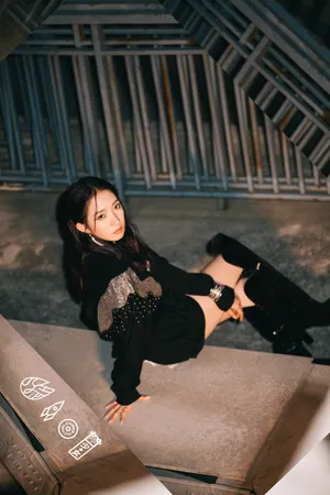 孟美岐酷美朋克风写真图片_1