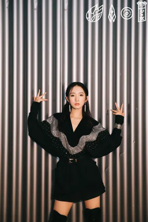 孟美岐酷美朋克风写真图片_4