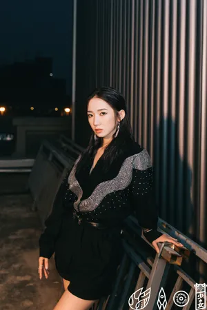 孟美岐酷美朋克风写真图片_8