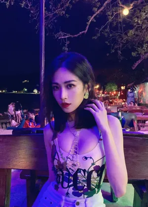 刘美彤性感靓丽街拍图片