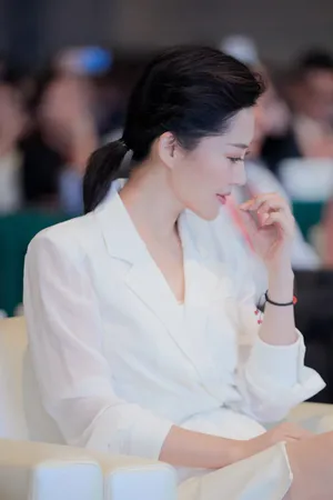 许晴素色西装套裙气质活动照图片