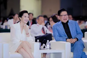 许晴素色西装套裙气质活动照图片_6