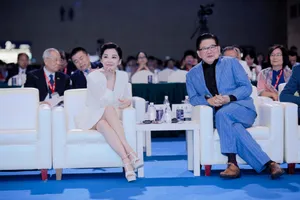 许晴素色西装套裙气质活动照图片_8