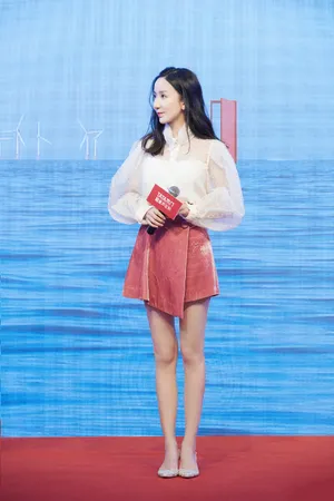 娄艺潇仙气甜美写真图片