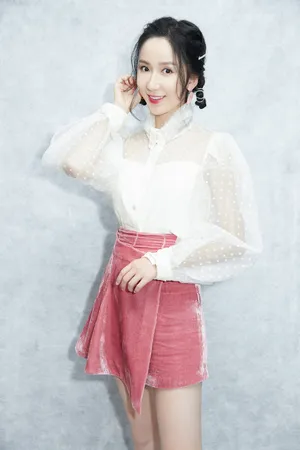 娄艺潇仙气甜美写真图片