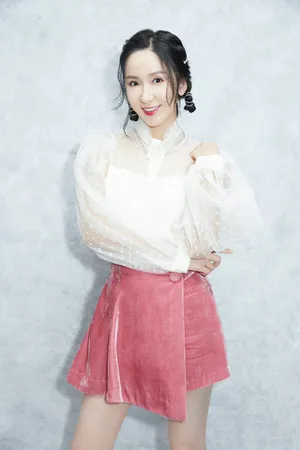 娄艺潇仙气甜美写真图片_3