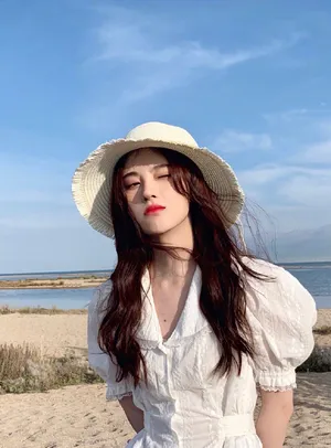 鞠婧祎仙气白裙海边甜美图片_5