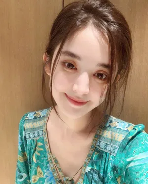 古力娜扎甜美私服自拍照图片