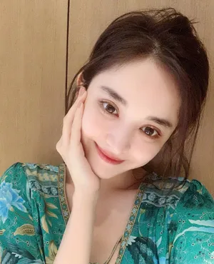 古力娜扎甜美私服自拍照图片_1