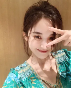 古力娜扎甜美私服自拍照图片_2