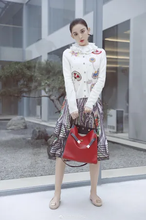 古力娜扎早秋甜美街拍照图片_1