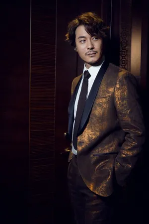 王东绅士风写真图片