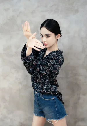 古力娜扎气质优雅写真图片