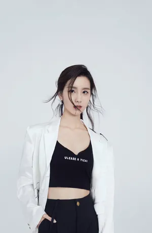 陈都灵时尚简约黑白写真大片_3