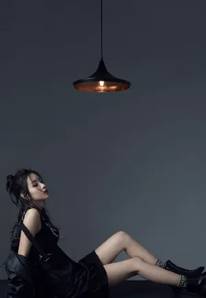 陈都灵时尚简约黑白写真大片_6