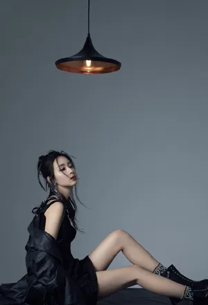 陈都灵时尚简约黑白写真大片_7