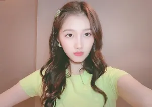 关晓彤甜美粉嫩自拍图片_1