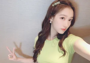 关晓彤甜美粉嫩自拍图片_2